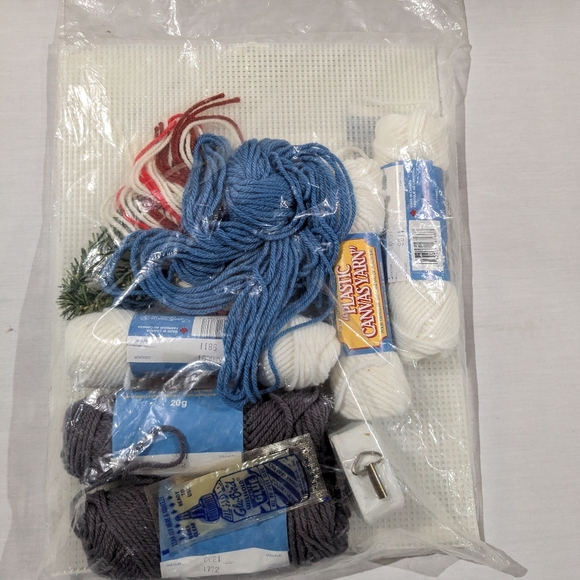 Mary Maxim musical village plastic canvas needlepoint kit Hotel #80269 - Picture 5 of 7